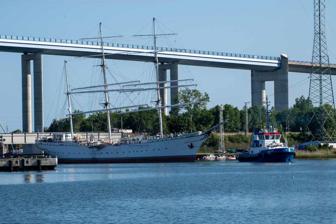 Das Segelschiff "Gorch Fock I" wird von Schleppern vom Stadthafen durch die Ziegelgraben- und Rügenbrücke auf die Stralsunder Volkswerft geschleppt
