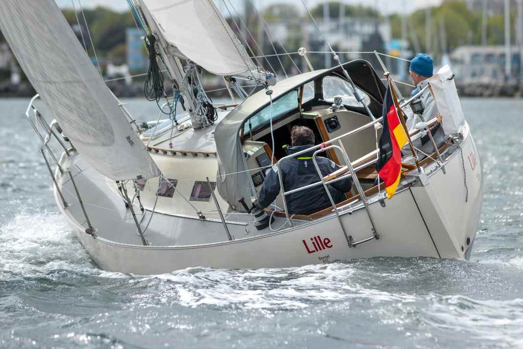 Round stern, organic shapes, wide running decks, small windows - the lines are pleasing to the eye