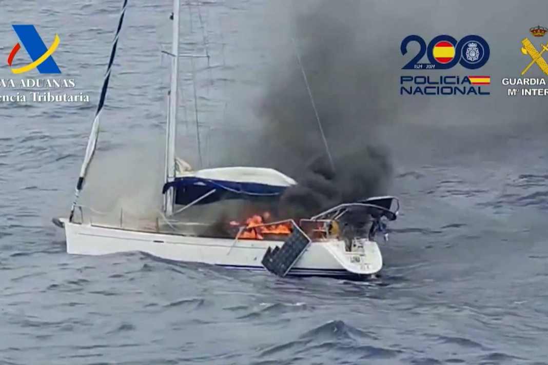 Die aufgebrachte Yacht gerät erneut in Brand und sinkt.