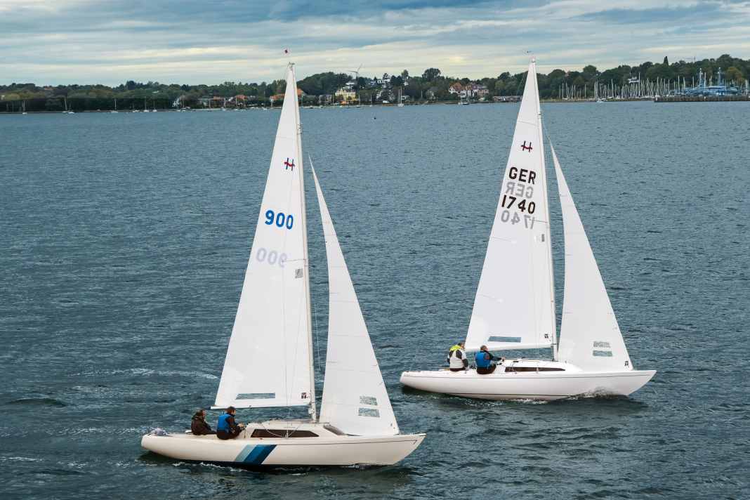 Einheitsklasse: Die Regeln erlauben kaum Varianz, das neue Boot (r.) kommt jedoch mit einem veränderten Laminatplan und modifizierten Deckslayout