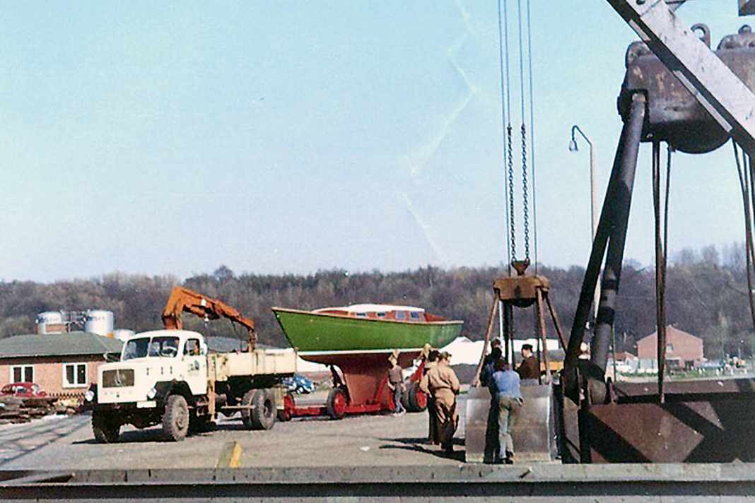 Erstes Zuwasserlassen im Frühjahr 1970. Der Kiel ist da noch kürzer, der Rumpf heller. Es folgen zwei Test-Saisons auf der Förde