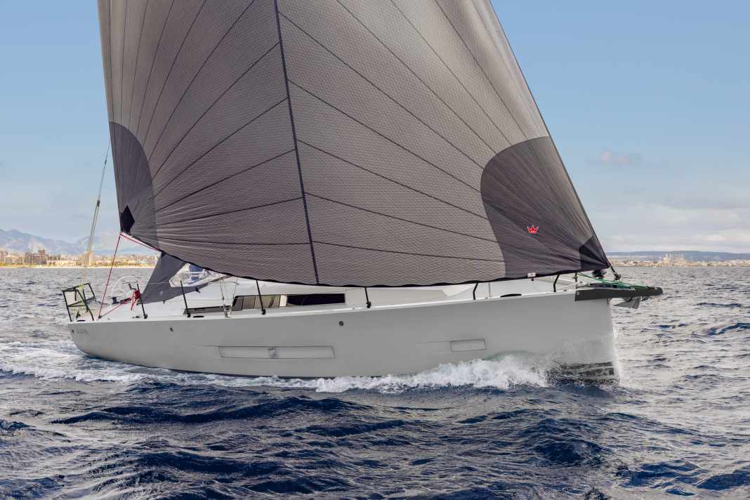 Die Hanse 360 ST mit den folierten Rumpffenstern, Karbon-Bugspriet und schwarz eloxiertem Seezaun. Das Foto wurde von der Werft bearbeitet.