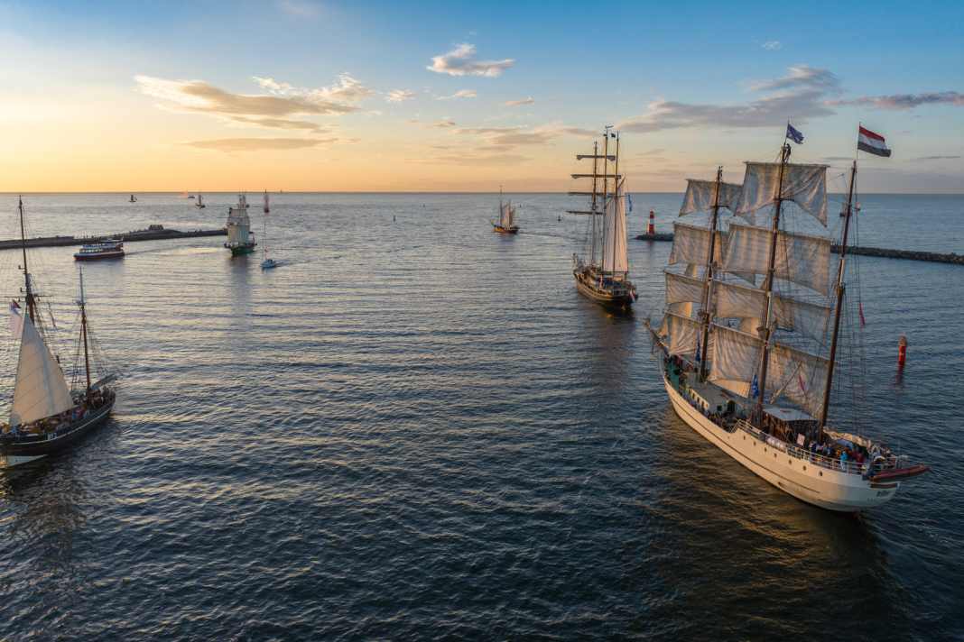 Many ships were drawn into the evening atmosphere