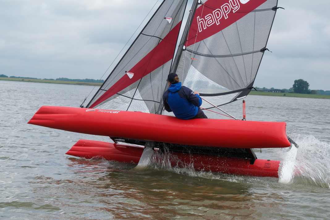 The HappyCat Star Carbon from Grabner on a test run in front of the Altländer Yachtclub on the Elbe.