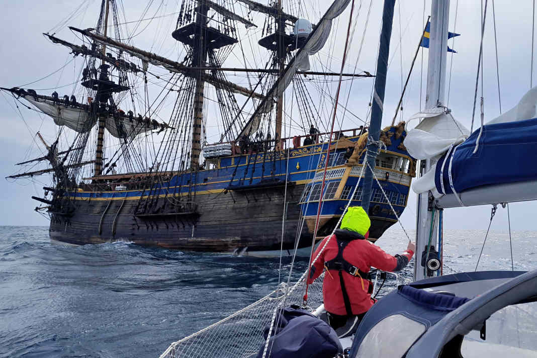 The 47 metre long three-master "Götheborg" towed a yacht in the English Channel at the end of April