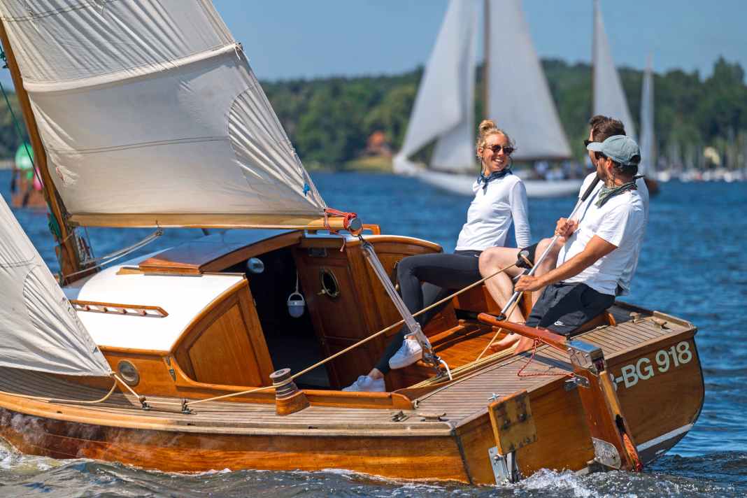 Gute Laune bei der Crew an Bord des 20er-Jollenkreuzers „Kleine Anna“, der zu den Stammgästen gehört