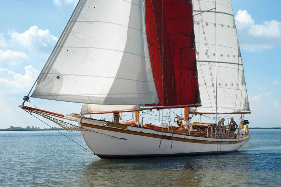 Because the "Enchantress" sank in the 1990s, the owners built a successor. The "Enchantress II" was built