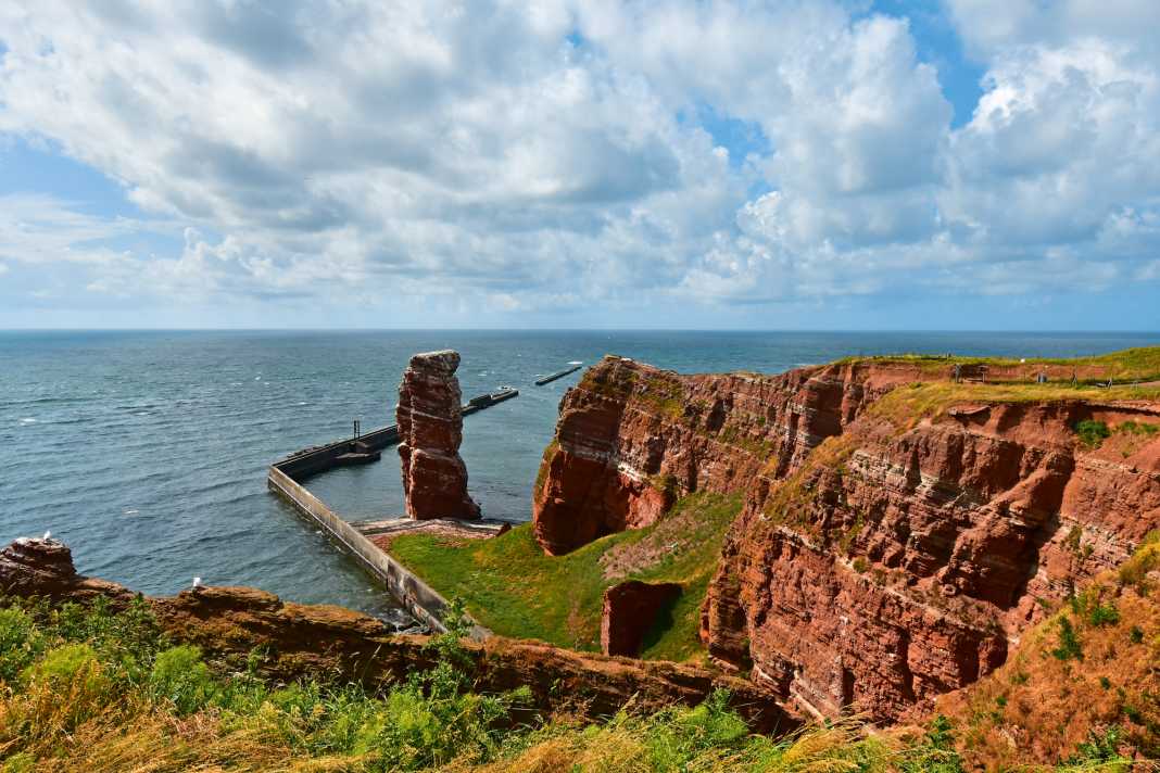Célèbre symbole : la Lange Anna, une haute aiguille rocheuse à la pointe nord-ouest de Helgoland