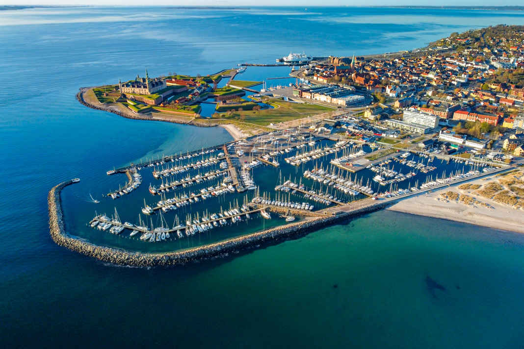 Tolles Etappenziel im Norden des Øresunds: Helsingør auf Seeland. Vorn im Foto der große Nordhavn, dahinter  das berühmte „Hamlet-Schloss“ Kronborg