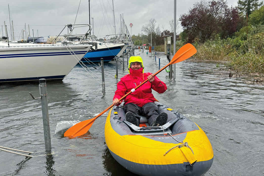 Per Beiboot auf dem Steg. Das Boot wird wie vor Anker über die Badeleiter am Heck betreten