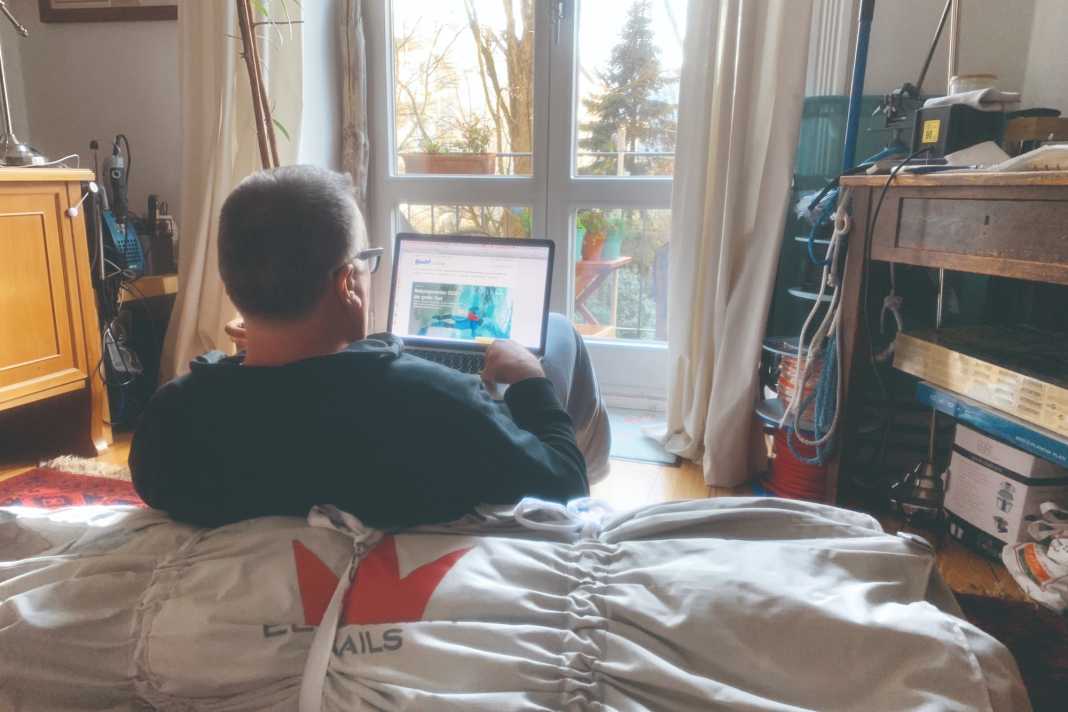 Ob daheim oder an Bord – in der Komfortzone Segelfilme zu schauen macht Spaß