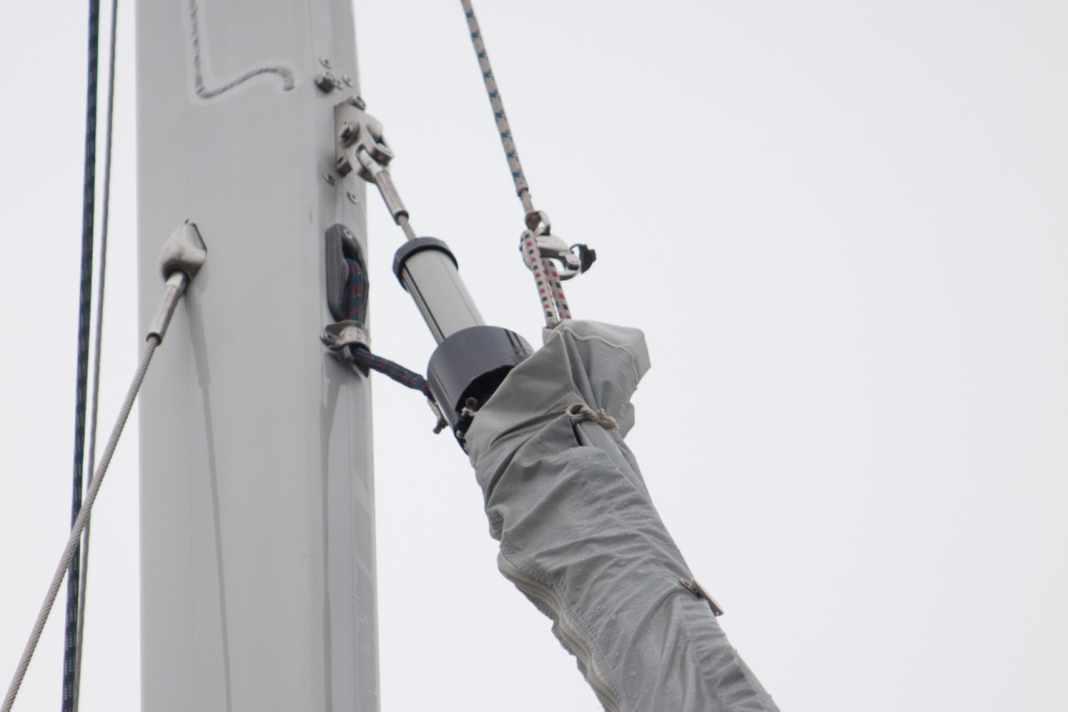 Strong loop: The hot eye has to absorb most of the force, as it not only bears the weight of the roll-up hose. In fact, far greater forces occur when the hose hangs and is pulled hard on the halyard