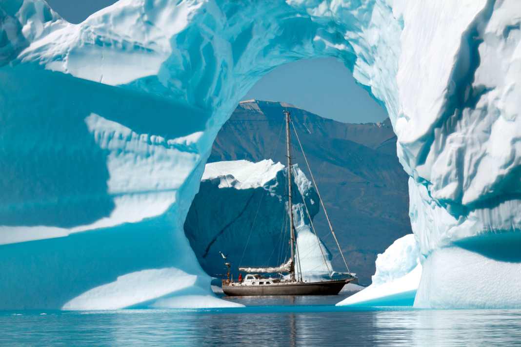 Einzigartig: die „Polaris“ nah am Eis. Dafür wurde sie gebaut, hier fühlen sich Schiff und Crew wohl