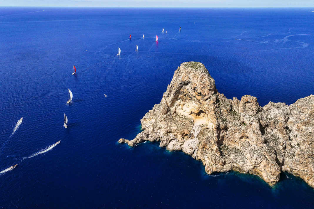 Imposant: Blick von oben auf die Flotte der Ibiza JoySail 2023