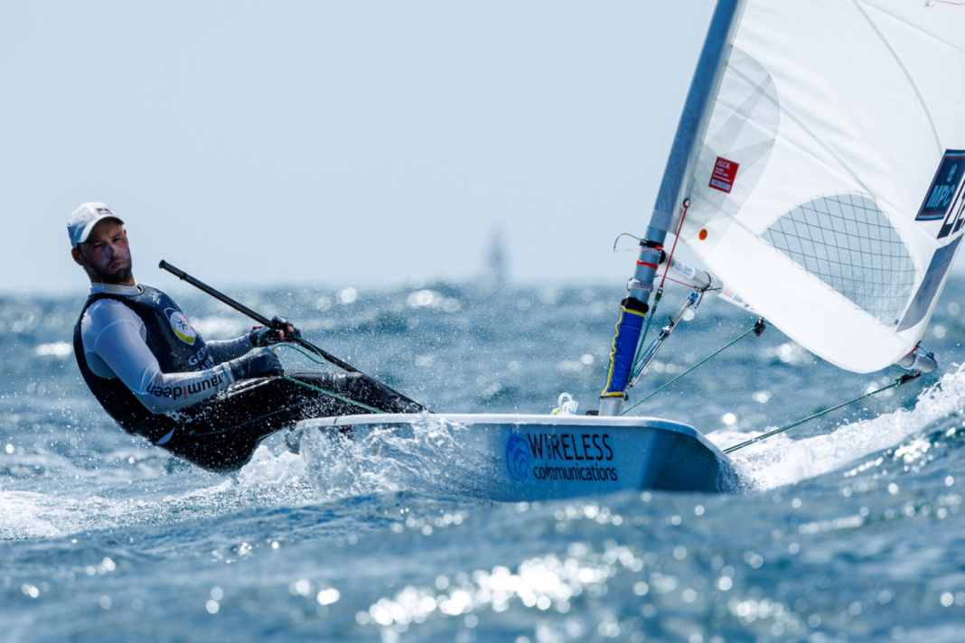 Philipp Buhl ist souverän in seine 15. Ilca-7-WM gestartet