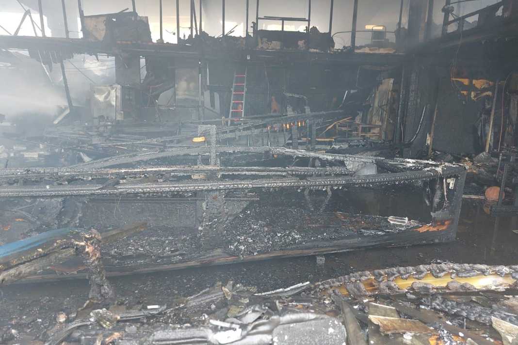 Völlige Zerstörung nach Großbrand auf der Bootswerft Christen