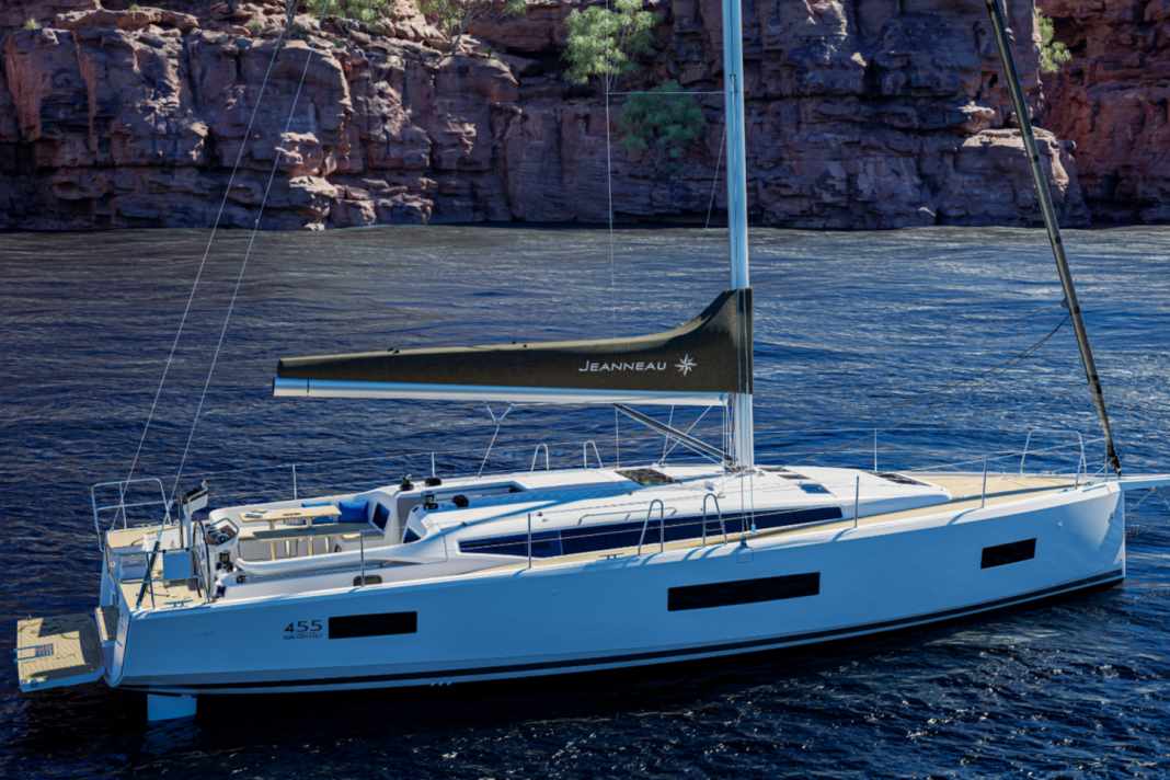 Features: Large windows, huge bathing hatch, fixed bowsprit. The redesign of the coamings is also striking.