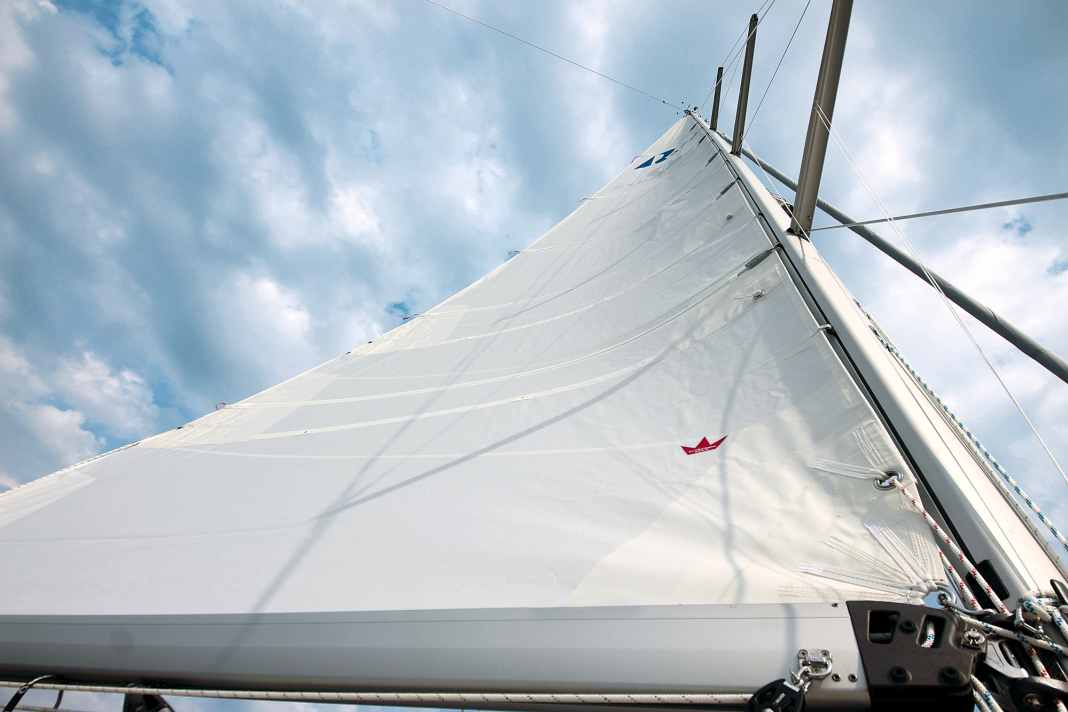 Masttrimm: Steht der Mast gerade? Dazu an der Mastnut entlang peilen. Aber auch unter Last beim Segeln checken. Gegebenenfalls nachtrimmen