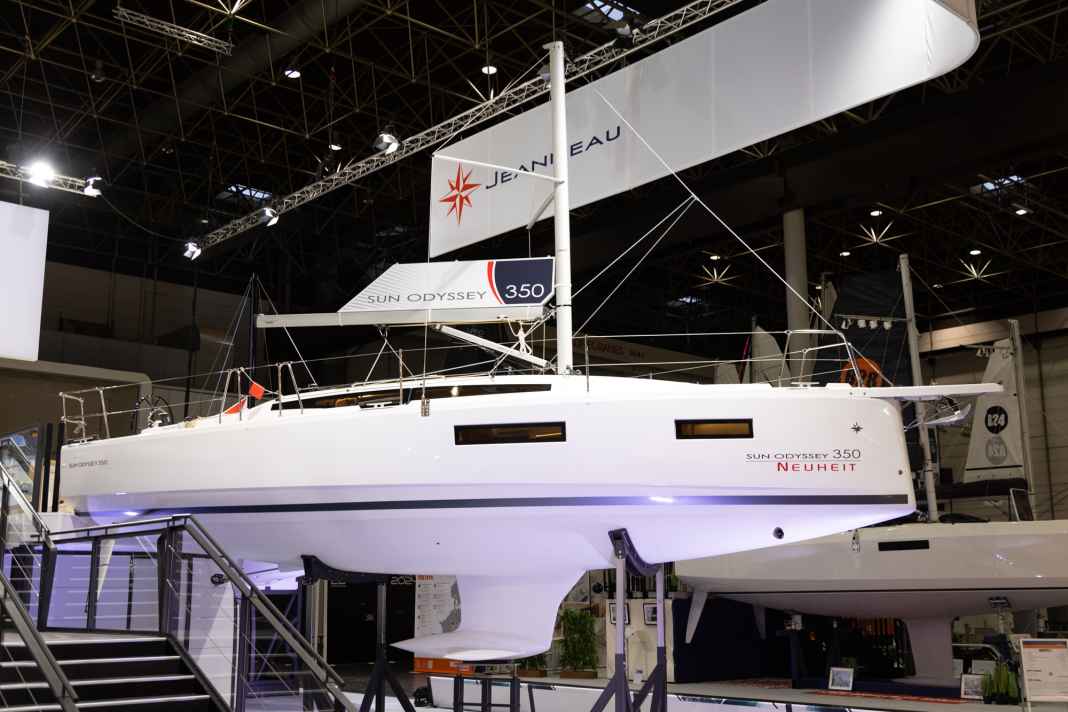 Plus larges et encore plus volumineux à l'avant. Les lignes de la coque illustrent la tendance générale dans le développement des yachts de croisière modernes.