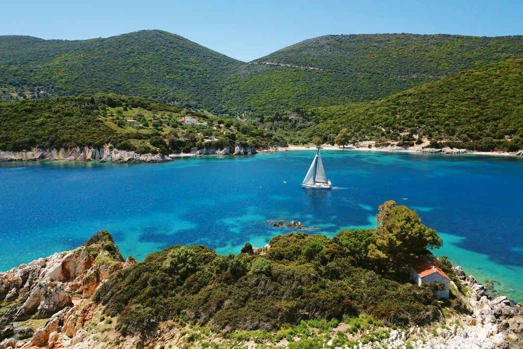 Traum in Türkis und Grün: die  Charteryacht in der Passage zwischen den Inseln Agios Nikolaos und Ithaka