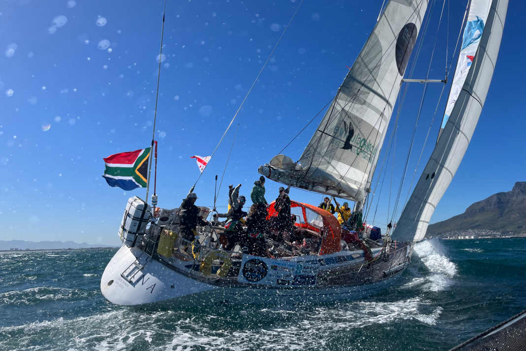 Ebru Yaral naviga su "Sterna" in un equipaggio amatoriale internazionale. Qui arriva a Città del Capo