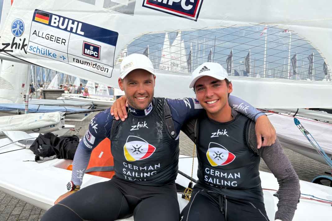 Deutschlands bester Ilca-7-Steuermann Philipp Buhl und der Kieler Aufsteiger Ole Schweckendiek (r.) nach dem zweiten Renntag bei der Kieler Woche.