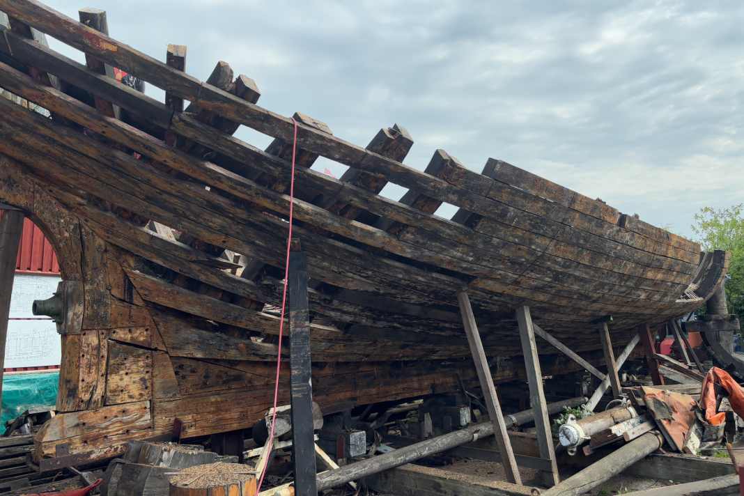 Il relitto della nave da spedizione "Feuerland" di Günther Plüschow viene segato nel porto museo di Flensburg