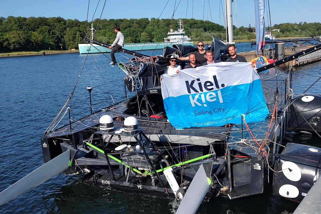 Kurz vor dem Ablegen in Kiel verabschiedet Kiels Oberbürgermeister Ulf Kämpfer Team Guyot nach gelungener Reparatur in Kiel