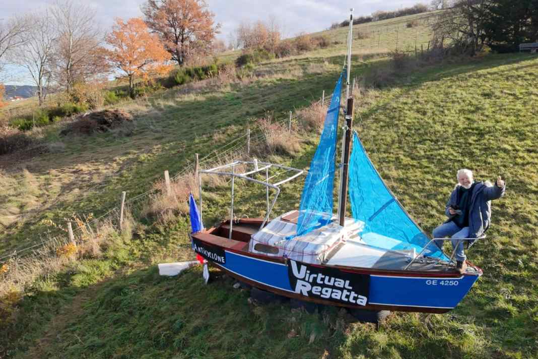 Bernard Poitau avait acheté ce bateau pour ses dix petits-enfants. Il se trouve maintenant sur un terrain dans le sud-est de la France.