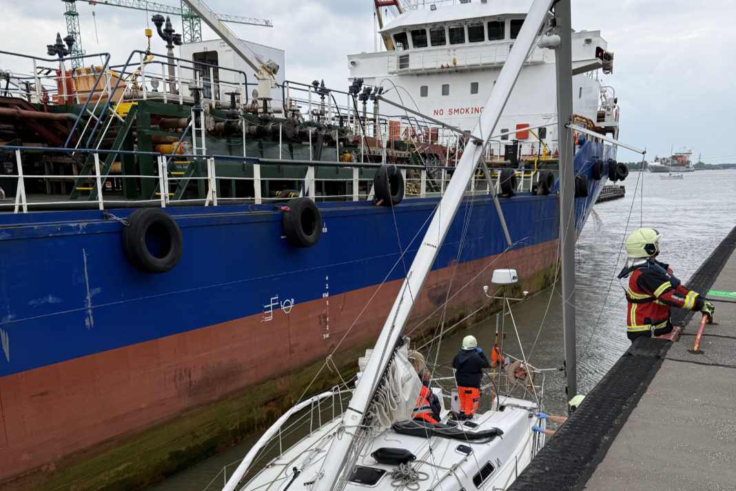 Die Ausbildungsyacht mit gebrochenem Mast in der Brunsbütteler Schleuese.