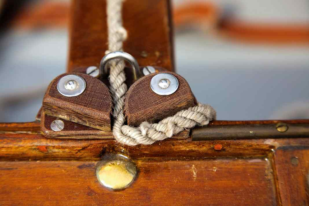A little outdated, but still fully functional: a Tufnol curry-clamp on a migratory bird