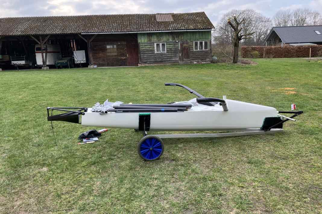 Fresh from the paintwork: the bowsprit and rudder suspension have already been fitted, the front wingbars have been test-fitted