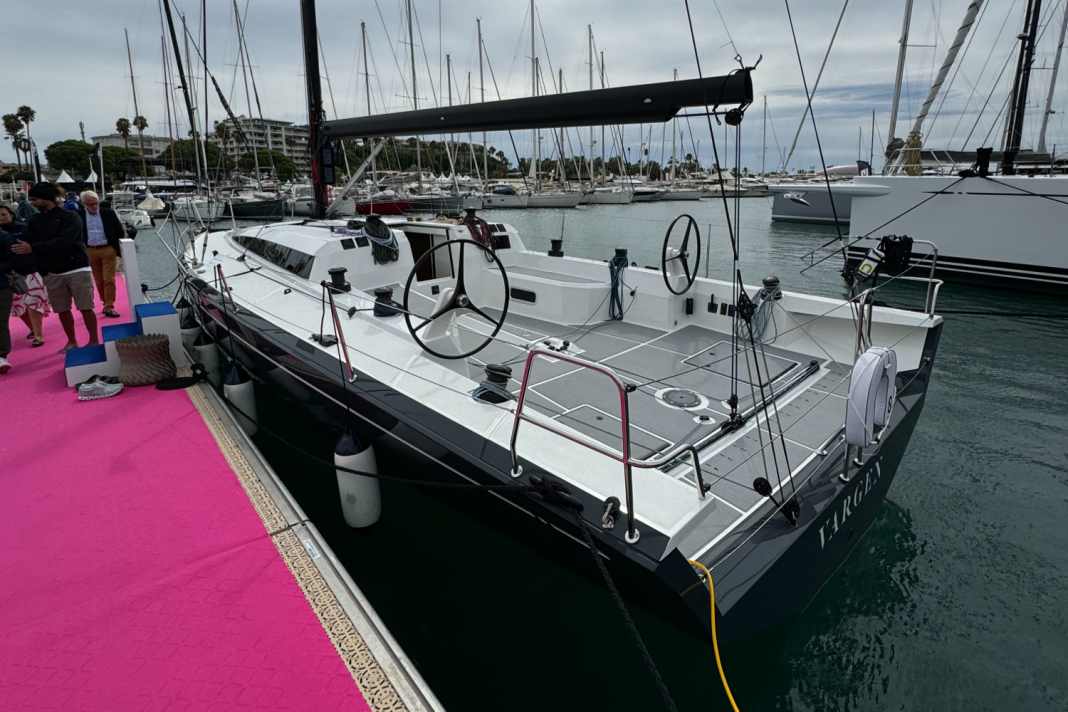 Dans le grand cockpit, les deux colonnes de roues sont très en avant