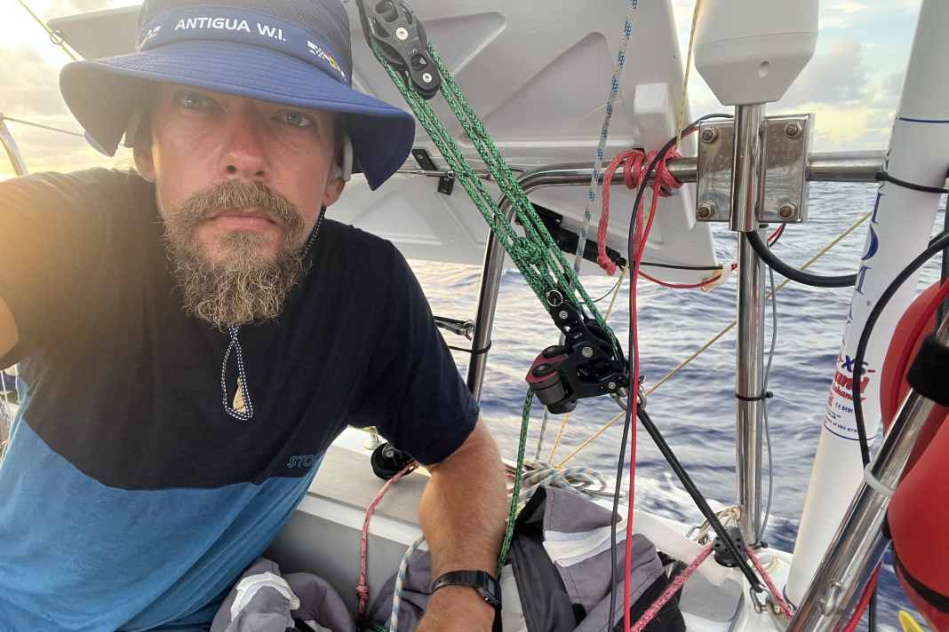Christian Sauer s'y met : des problèmes de santé ont presque contraint le seul Allemand de la Mini Globe Race à abandonner. Il prend maintenant le départ de la troisième étape vers Le Cap.