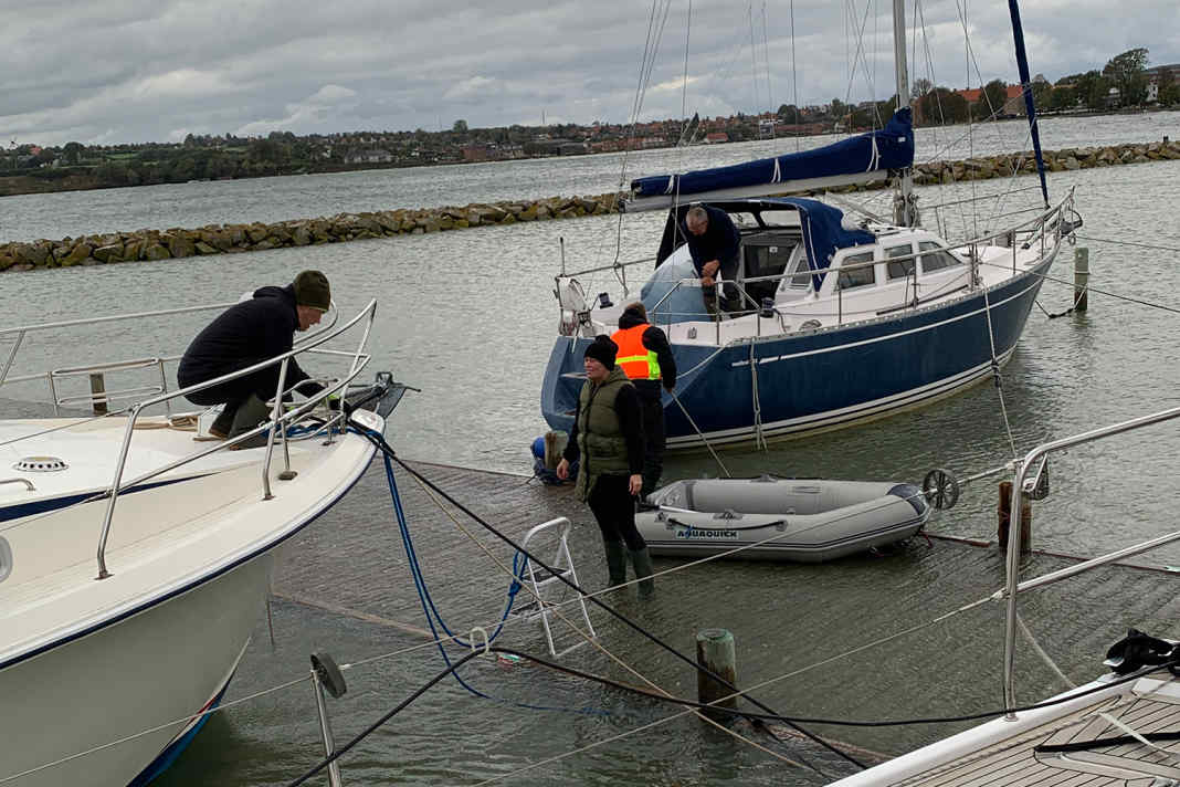 The final preparations: Deploying and loosening lines, exchanging telephone numbers