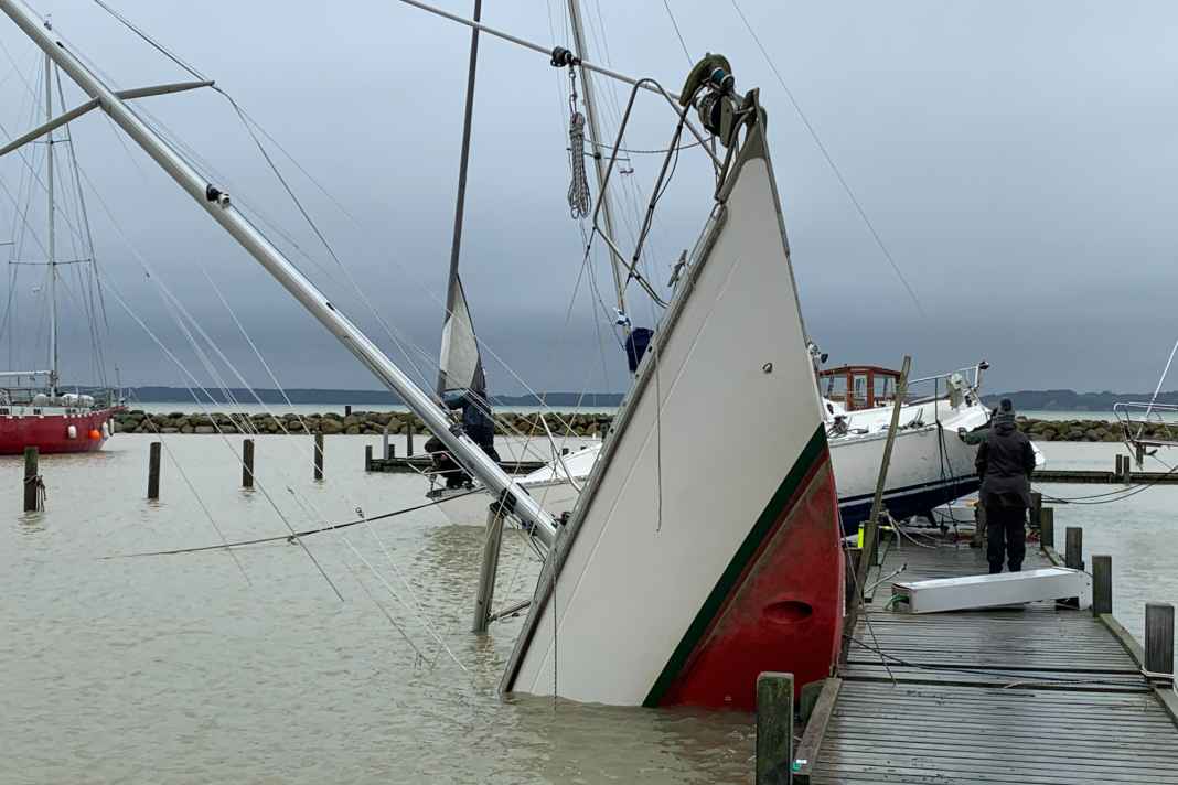 The storm surge and its consequences - no other topic has characterised this week to such an extent