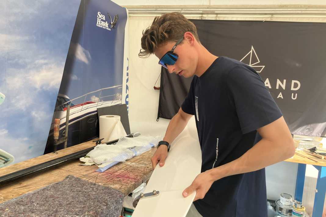 Leif Reincke von Bottsand Bootsbau bei der Arbeit im Olympiazentrum