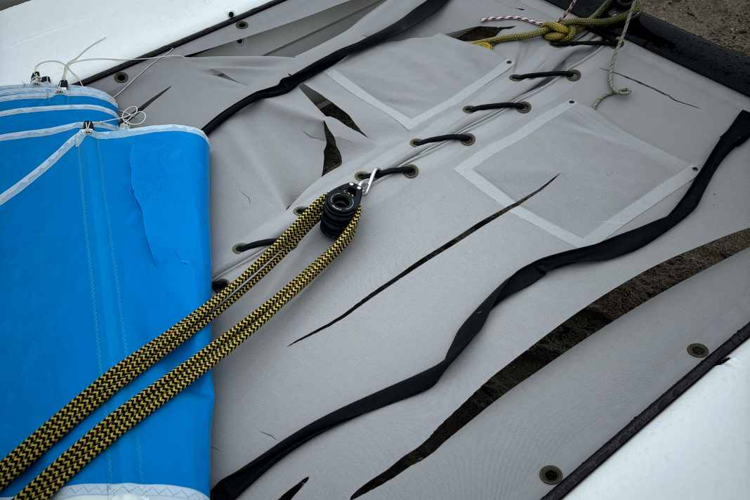 Il est difficile de comprendre comment quelqu'un peut délibérément découper les trampolines des catamarans de plage, qui sont normalement utilisés pour initier les enfants et les adolescents à la voile.