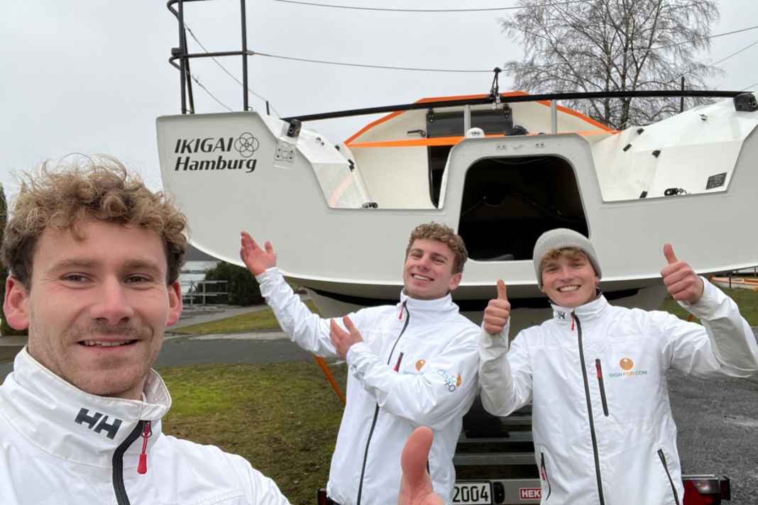 Aus einem Duo ist ein Trio für das Team Next Generation Sailing geworden: Die Class-40-Profis Lennart Burke und Melwin Fink haben den nun angehenden Mini-Transat-Segler Jonas Kroner in ihr Team aufgenommen