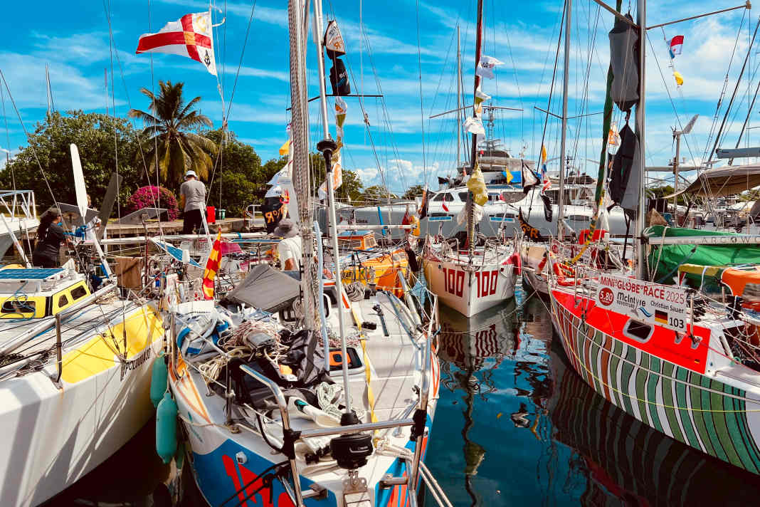 Arrivati al porto turistico di Shelter Bay a Panama. Otto barche Globe 580 entrano nel box di un catamarano di 45 piedi.