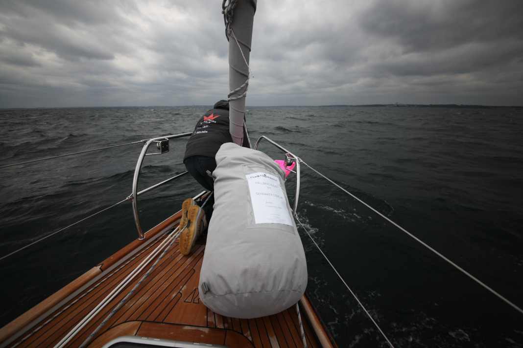 Nicht nur bei Regatten müssen die Segelmanöver sitzen - ein guter und passender Segelsack hilft