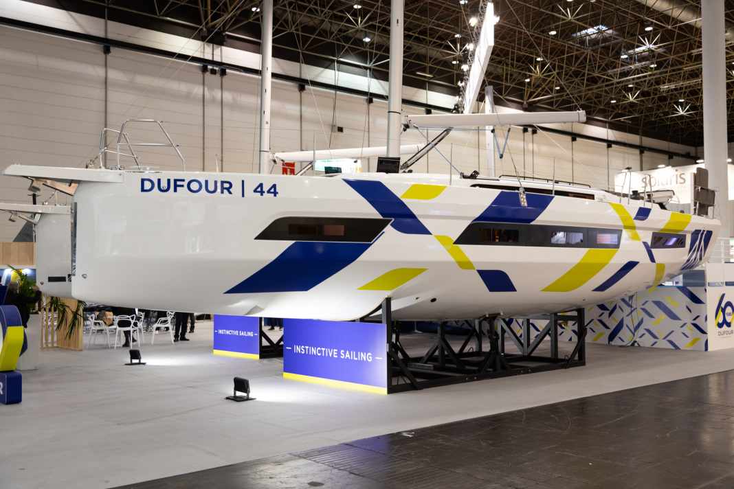 The eye-catching graphics and, above all, the large hull windows conceal the very voluminous hull of the Dufour 44