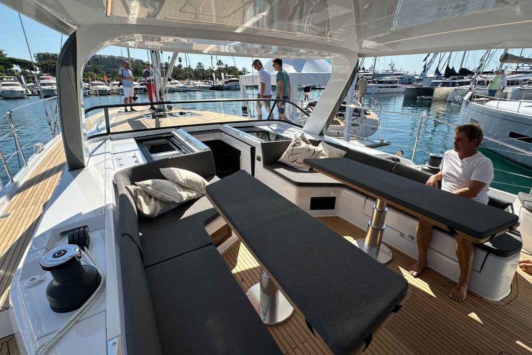 Il pozzetto sotto il tetto fisso offre uno spazio quasi da catamarano. E c'è anche molta ombra