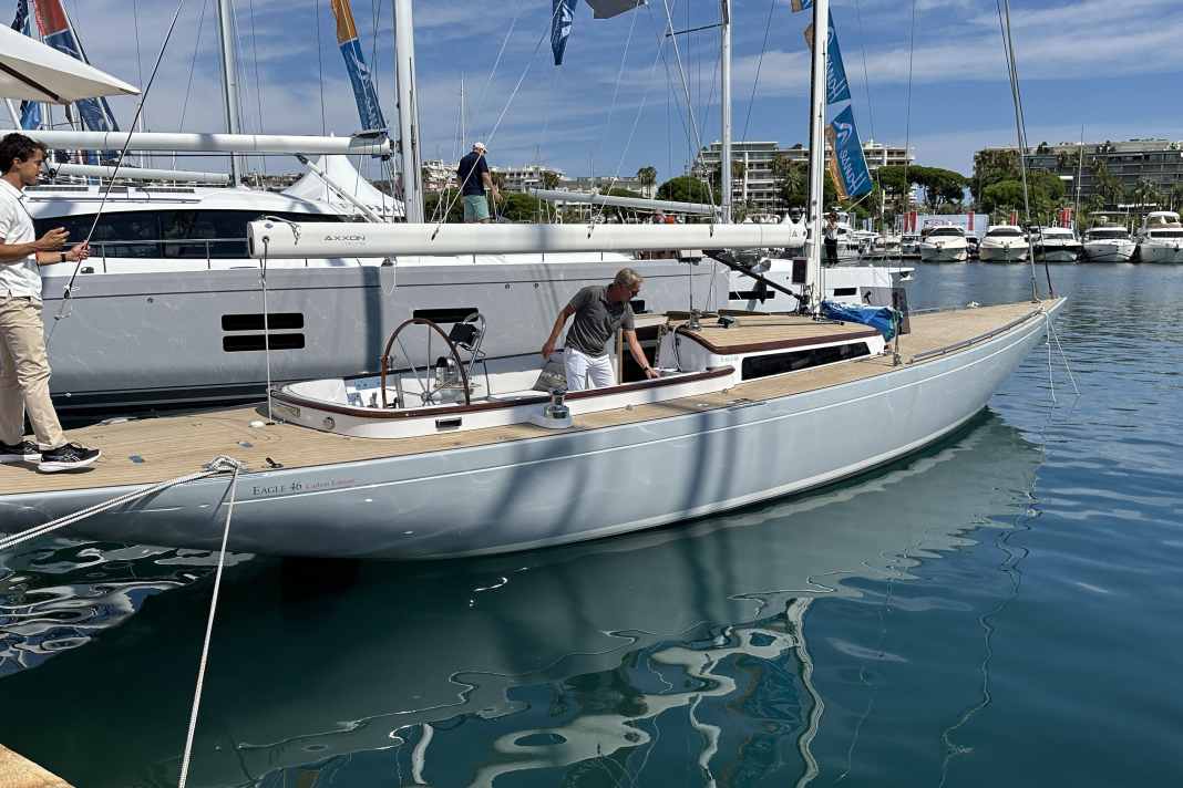 Schlanke Linien, wenig Freibord und ein minimaler Kajütaufbau. Die Eagle 46 aus Holland ist ein Weekender mit Wow-Effekt