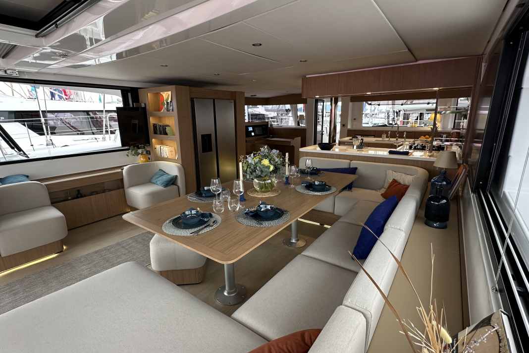 The open living space, the connection between inside and outside, impresses on the Bali 5.8