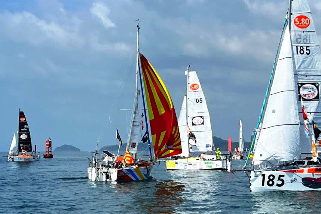 Leichtwindbedingungen vor Panamas Küste: Zögerlich treiben die Globe 5.80 über die Startlinie zur 7400-Seemeilen-Etappe.