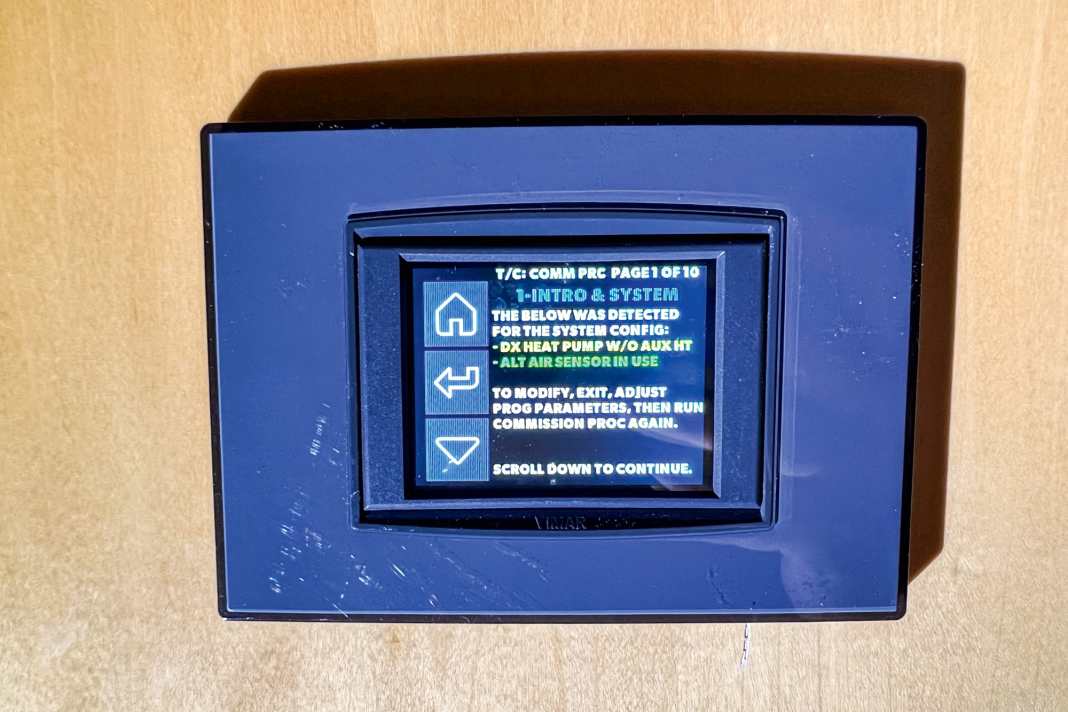 24. Test aller Komponenten: Beim ersten Einschalten durchläuft das Gerät einige Eigentests und überprüft, ob alle Module installiert und betriebsbereit sind. Nach Abschluss der Tests geht es in den Betriebsmodus über und beginnt zu kühlen.