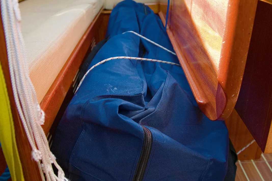 Sous le pont, l'annexe bloque souvent l'espace pour les pieds