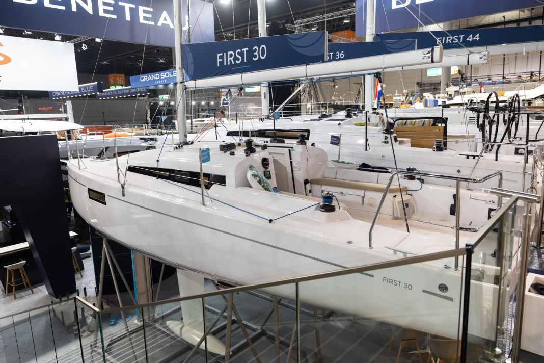 De profil, le First 30 ressemble beaucoup à son grand frère, le 36, exposé à côté.