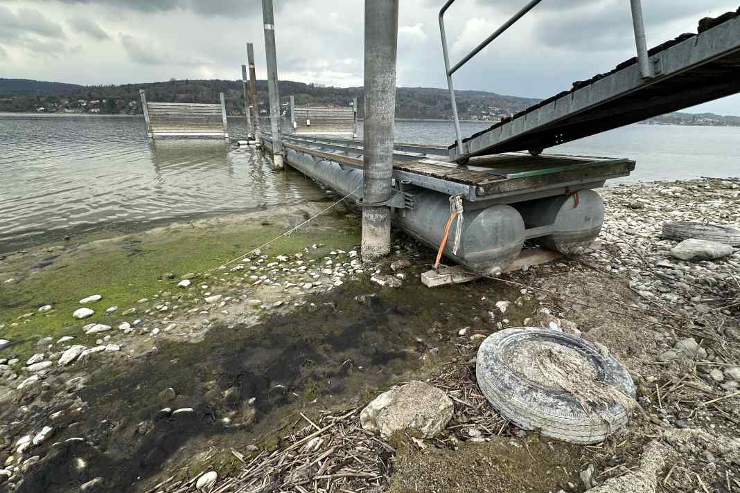 The jetties are on dry land.